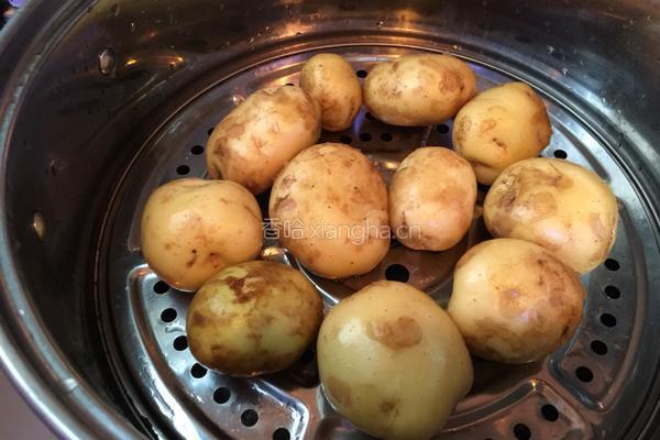 酱香小土豆的做法图解1