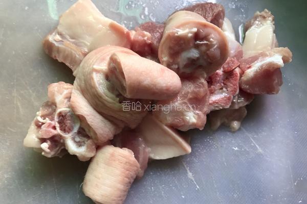 猪尾花生汤的做法图解1