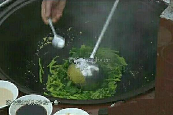 咸蛋黄炒菠菜的做法图解6