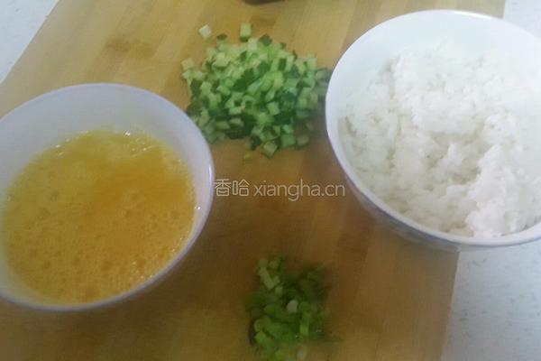 黄瓜蛋炒饭的做法图解1