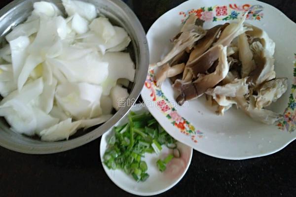 平菇白菜片的做法图解2