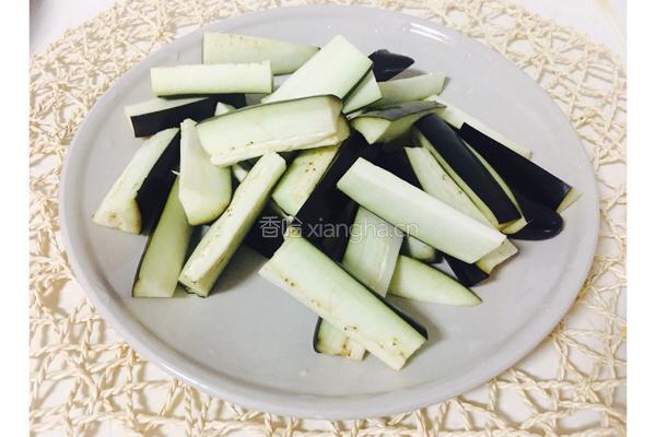 鱼香茄子的做法图解1