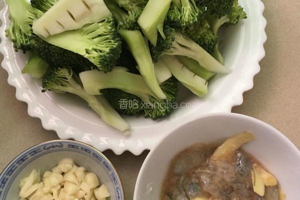 虾仁西兰花的做法图解1