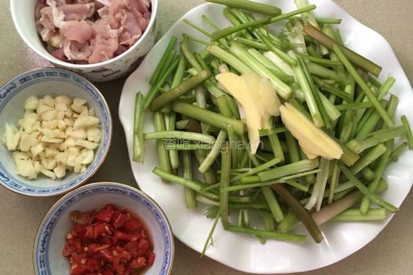 水芹菜炒肉的做法图解1