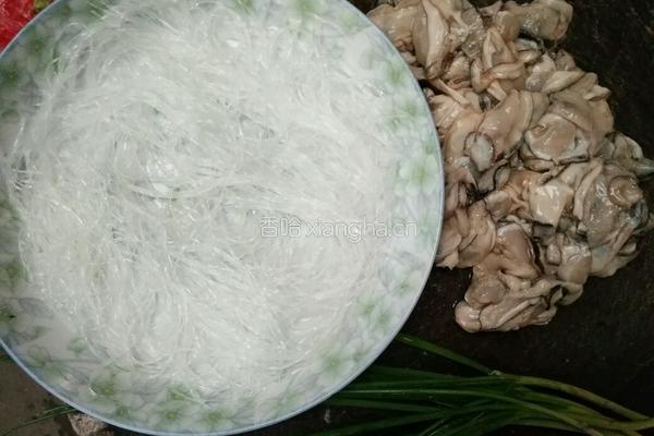蒜蓉牡蛎蒸粉丝的做法图解1