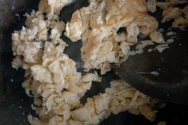 蒜苗抄鹅蛋的做法图解4