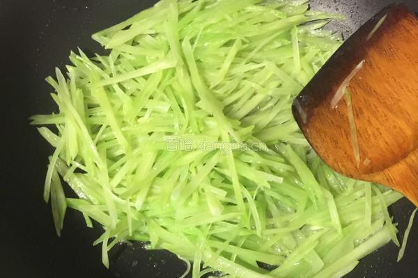 莴笋丝炒韭菜的做法图解3