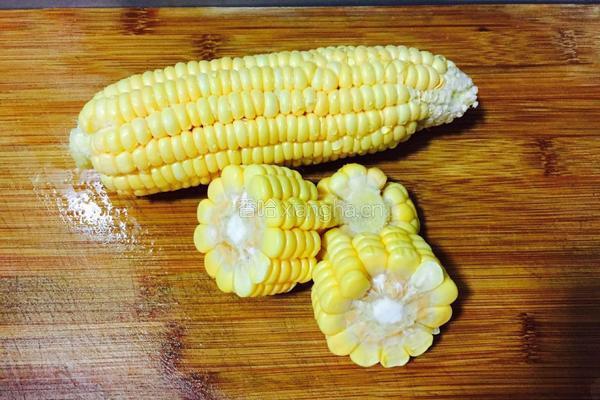 胡萝卜玉米栗子脊骨汤的做法图解1