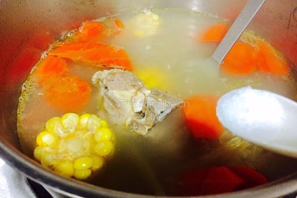 胡萝卜玉米栗子脊骨汤的做法图解6