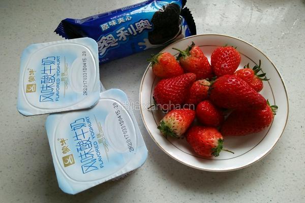 草莓酸奶盆栽的做法图解2