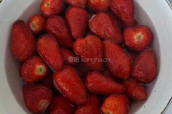 糖水草莓的做法图解1