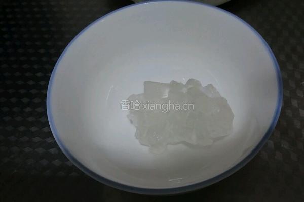 糖水草莓的做法图解2