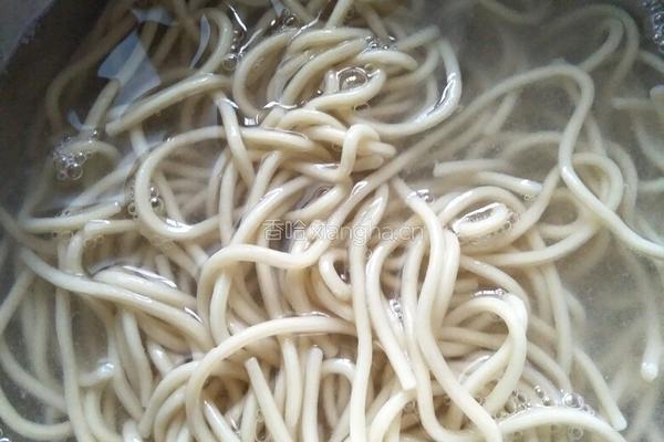 香肠孜然炒面的做法图解1