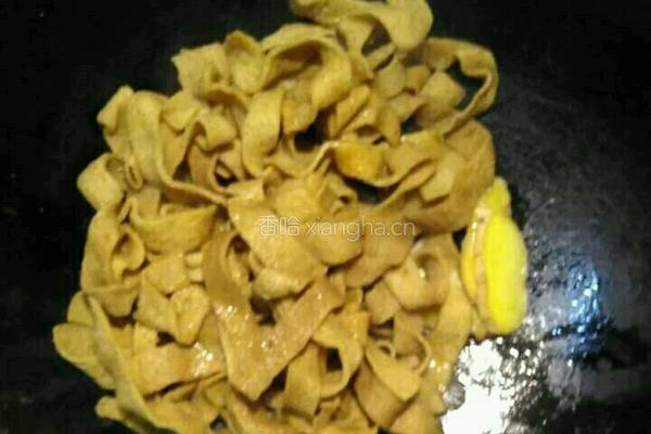 御帘豆腐海带烩包菜的做法图解2