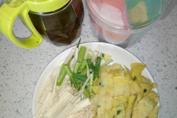 金针菇炒鸡蛋饼的做法图解3