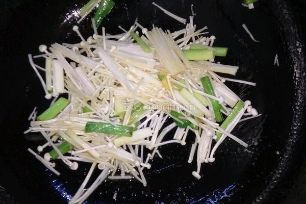金针菇炒鸡蛋饼的做法图解4
