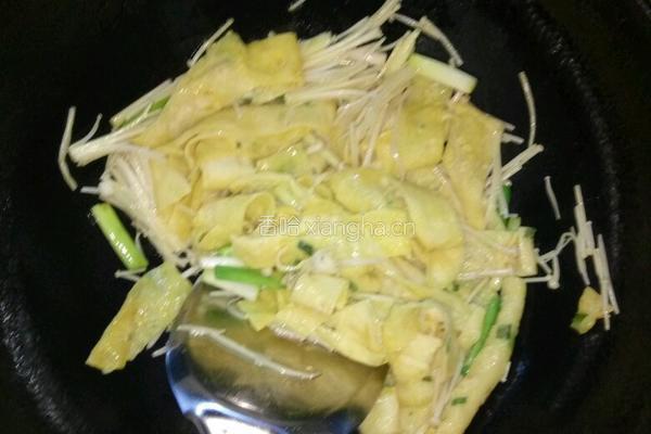 金针菇炒鸡蛋饼的做法图解5