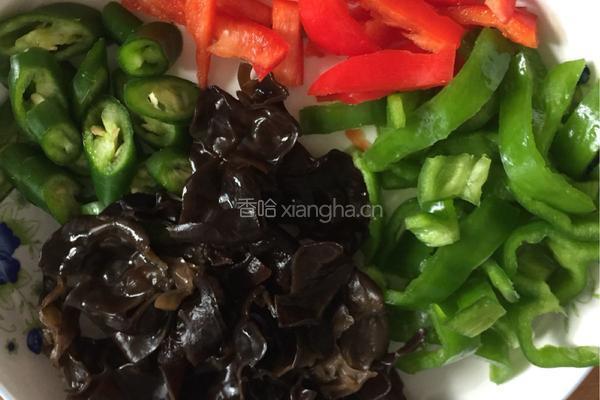木耳小炒肉的做法图解2