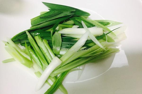 大蒜炒土鸡蛋的做法图解2