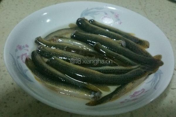 椒盐爆泥鳅的做法图解1