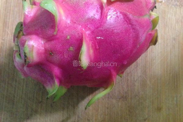 凉拌火龙果皮的做法图解1