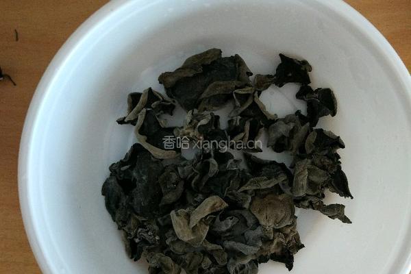 凉拌黑木耳的做法图解1