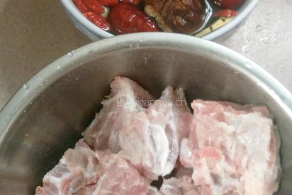 排骨边药材汤的做法图解1