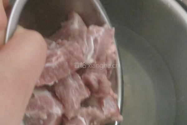 排骨边药材汤的做法图解2