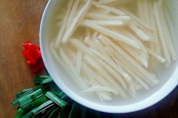 韭菜炒莲菜的做法图解2