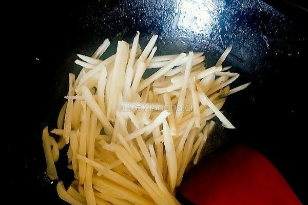 韭菜炒莲菜的做法图解3