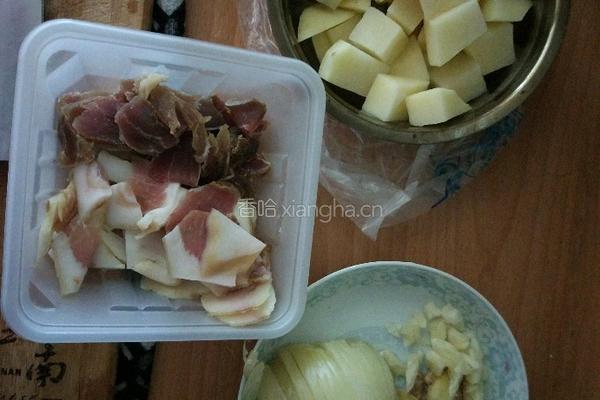 腊肉烧土豆的做法图解1