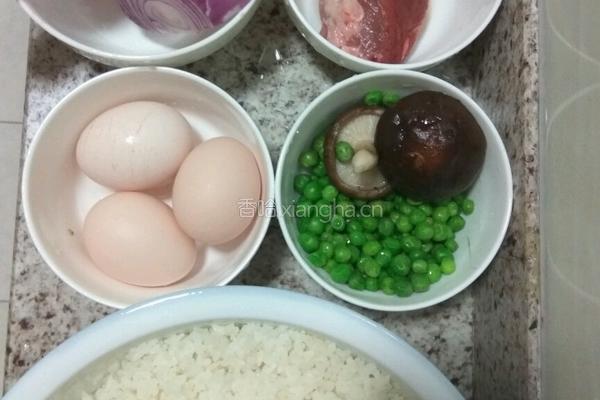 五彩炒饭的做法图解1