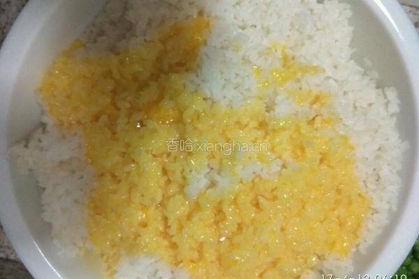 五彩炒饭的做法图解3