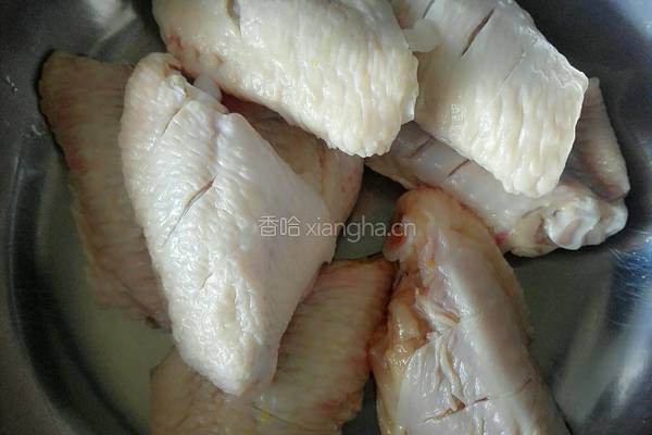 冰糖蚝油鸡翅的做法图解1