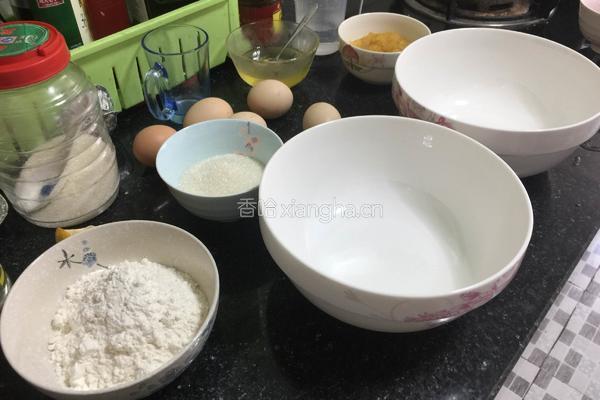黑提苹果酱蛋糕卷（此配料为26*30左右两烤盘的量）的做法图解1