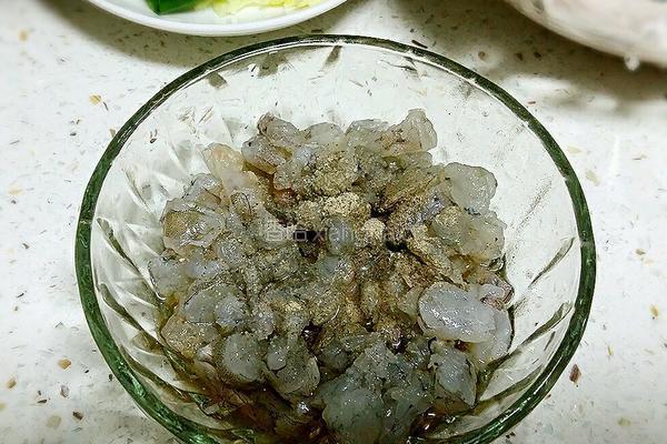 元宝馄饨～青菜鲜肉虾粒馅的做法图解1