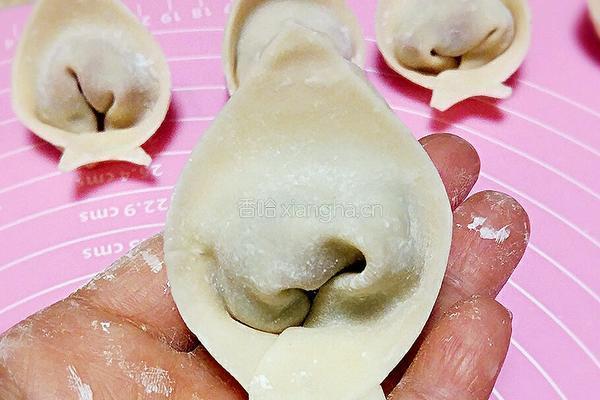 猫耳朵馄饨～芹菜鲜肉馅的做法图解4