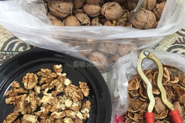 脆香核桃仁的做法图解1