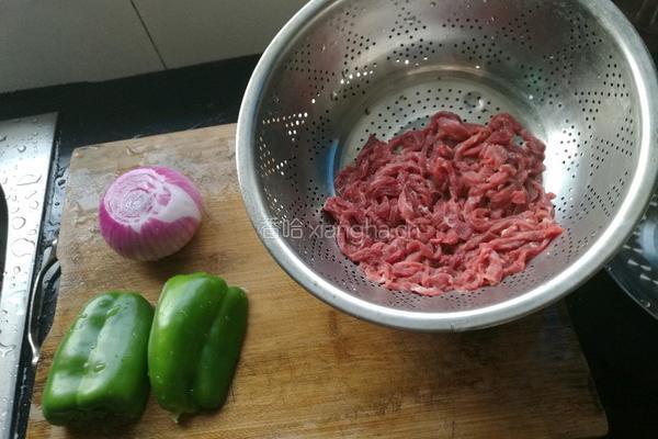 洋葱牛肉丝的做法图解1