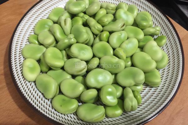 葱油蚕豆的做法图解1
