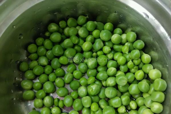 西红柿炒豌豆的做法图解1