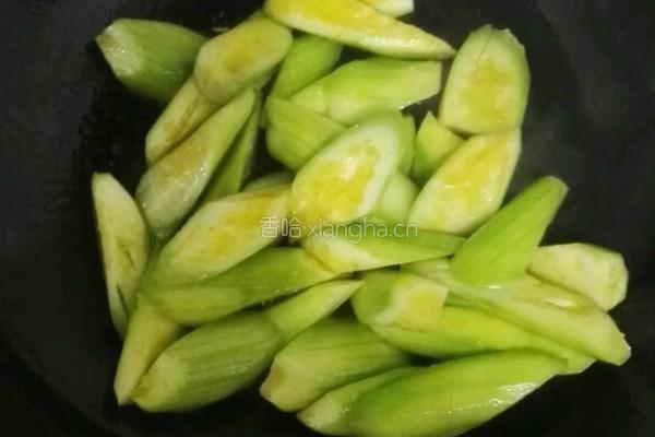 丝瓜油面筋的做法图解2