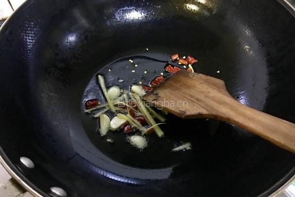 韭菜炒螺丝肉的做法图解2