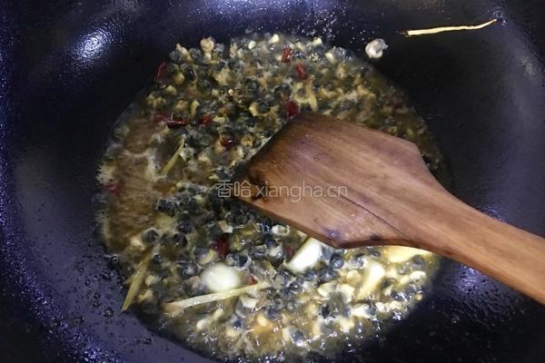 韭菜炒螺丝肉的做法图解3