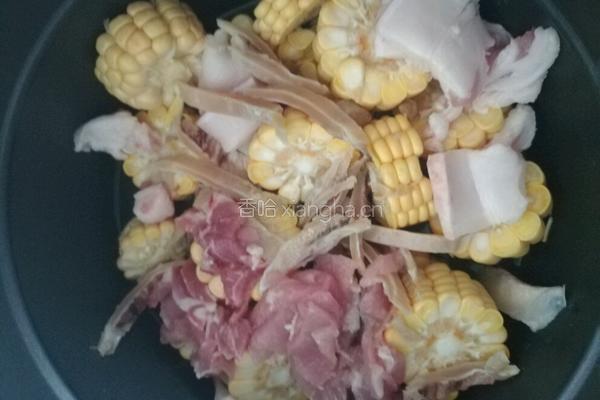 玉米胡萝卜墨鱼炖肉的做法图解7