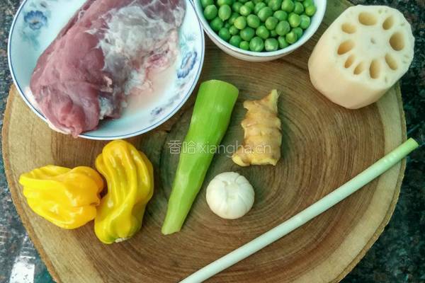 莲藕豌豆爆肉丁的做法图解1
