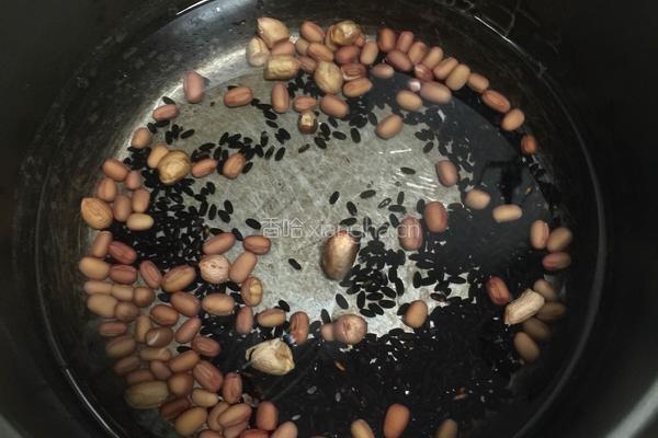 红豆黑米粥的做法图解1