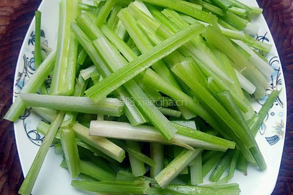 芹菜炒肉的做法图解3