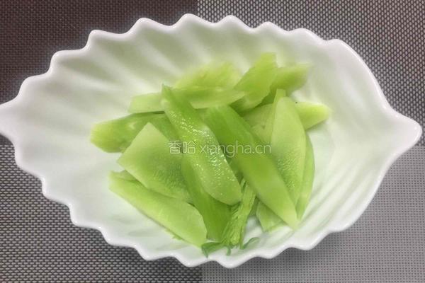 莴笋红烧汪丫鱼的做法图解3
