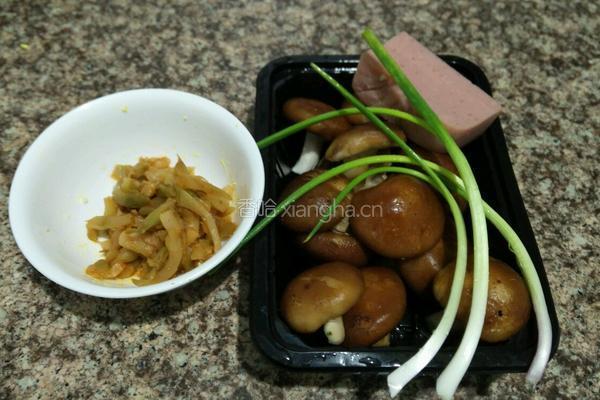 香菇榨菜丝的做法图解1